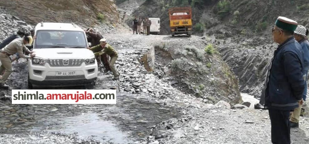 Forest Minister thakur singh bharmouri car stuck in poor road