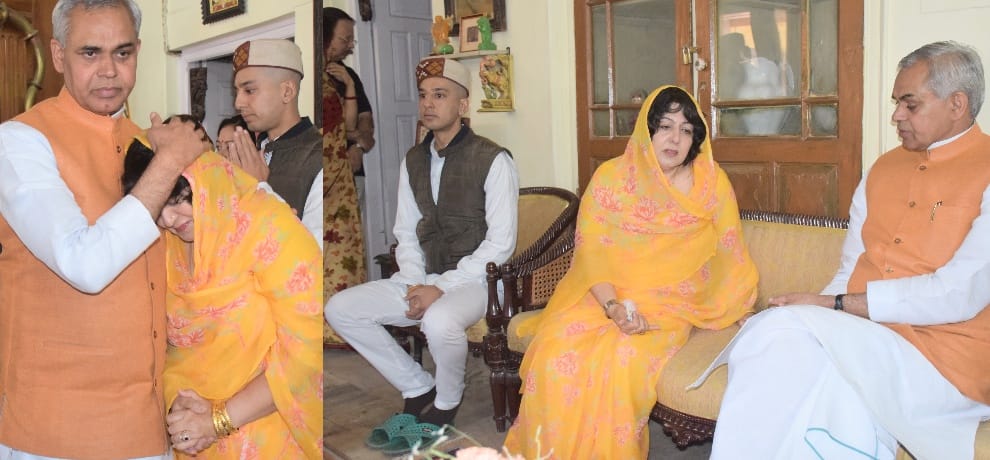 Governor Acharya Dev vrat consoles family of minister Karan Singh