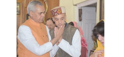 Governor Acharya Dev vrat consoles family of minister Karan Singh