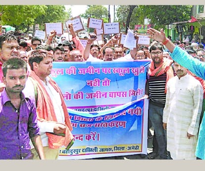 protest against rahul gandhi in amethi over land issue.