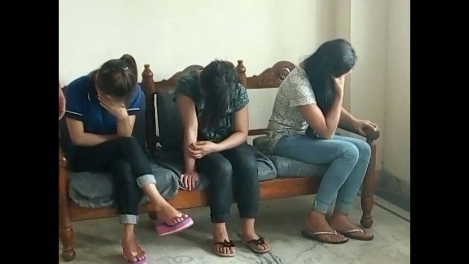 Sax racket, under the guise of Thai Spa, arrested 10 people, including four women