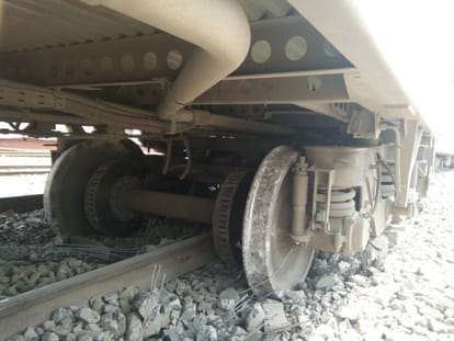 train derailment reason in unnao