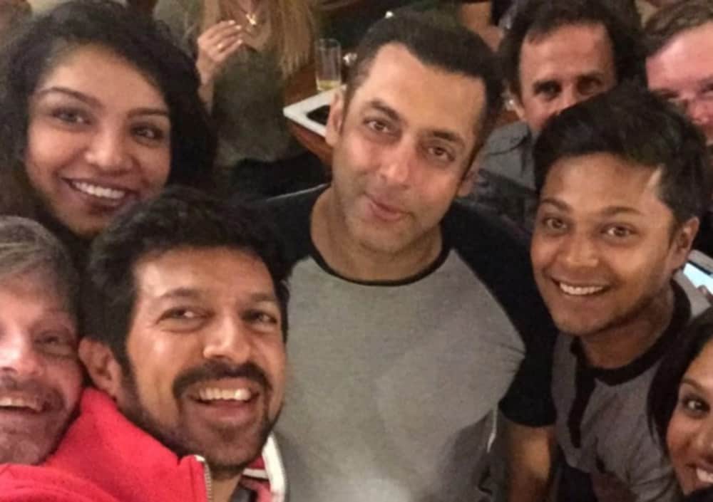 salman khan celebrates tubelight success party cuts cake