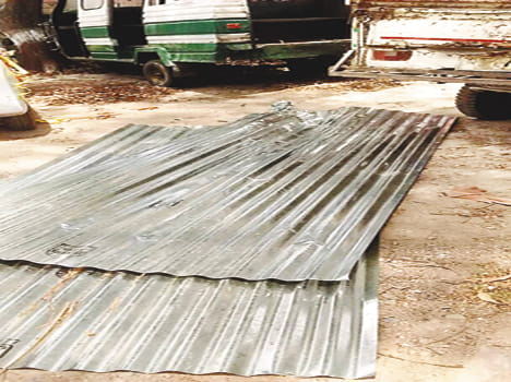 The tin sheets placed on the bus were flown in the air, the bike rider survived