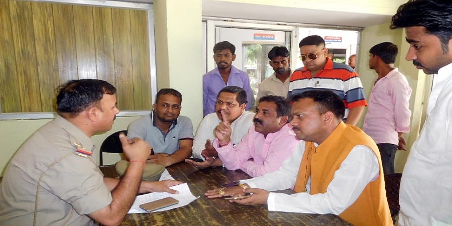 These leaders of BJP imprisoned in the camera threatening Daroga in the police station