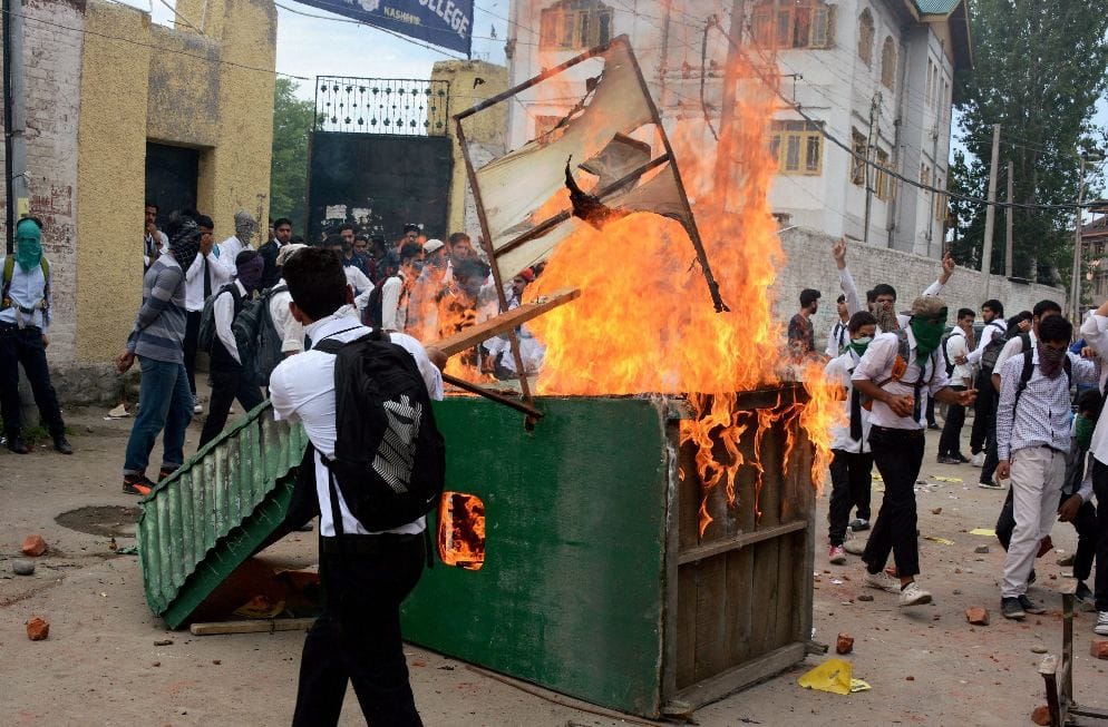 kashmir faces another day of voilent protests