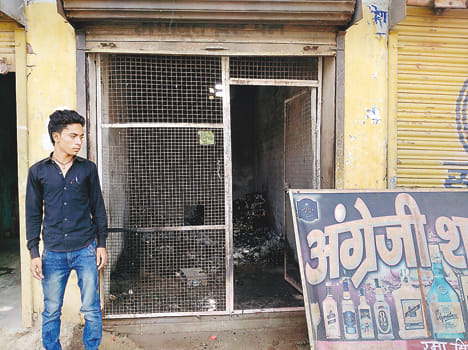 Loss of three lakhs due to fire in liquor shop