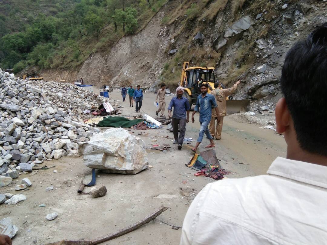 big boulder fell on GMVN bus at nainital