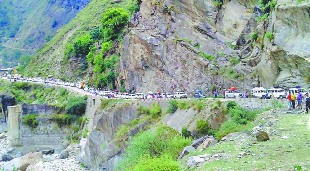 thirteen km long trafic jam in badrinath highway