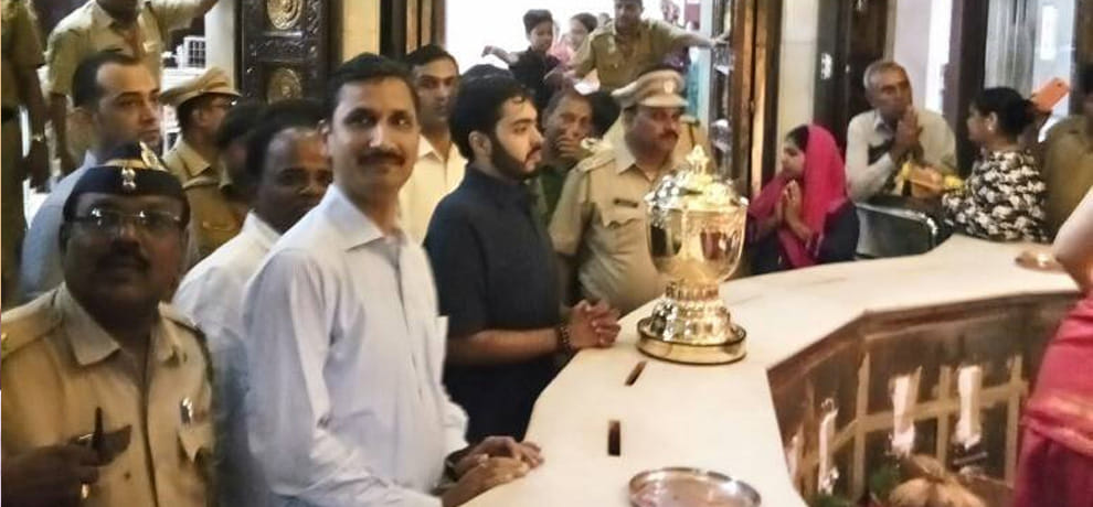  IPL-10 winner trophy reached Siddhivinayak temple mumbai