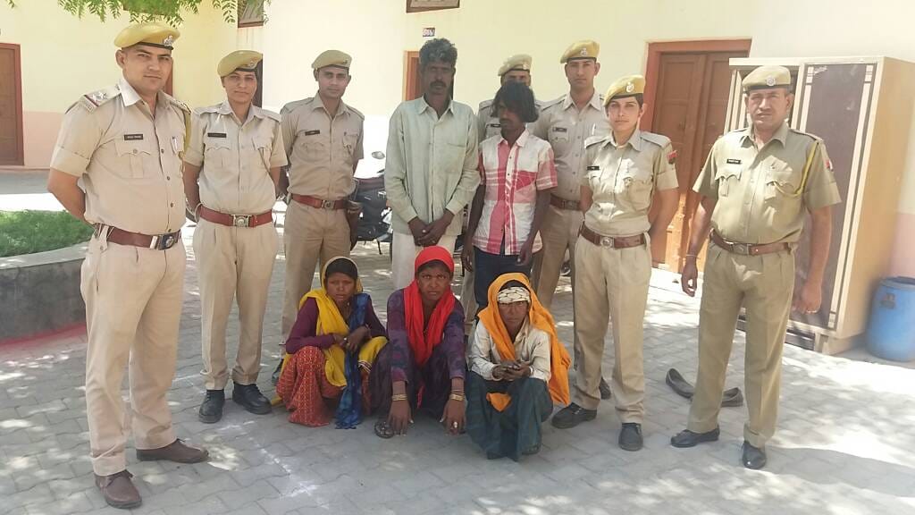  a gang arrest who collecting money by threatening to rape case in jaipur