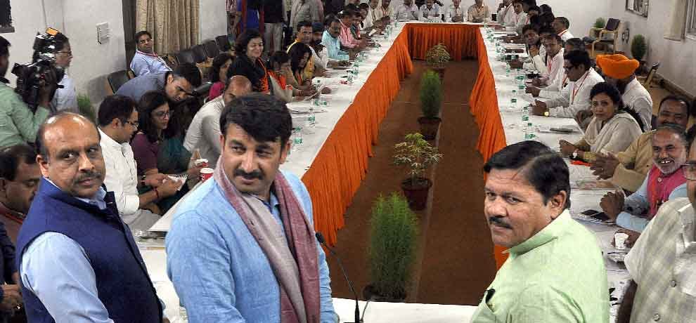 amit shah scolded manoj tiwari and vijay goel for fight in party 
