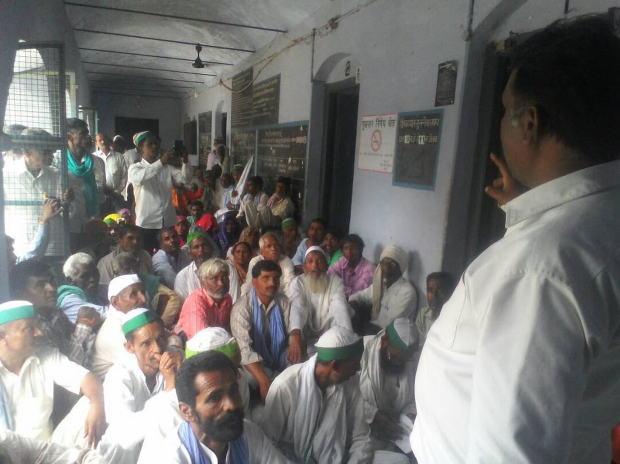 काली पट्टी बांधकर संविदा कर्मियों ने किया कार्य