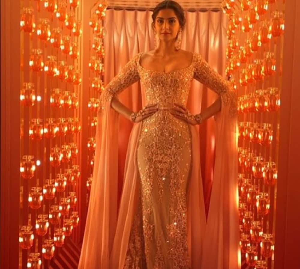 Cannes 2017: Sonam Kapoor looks mesmerizing in her new hot experiment of 'Fire And Ice'
