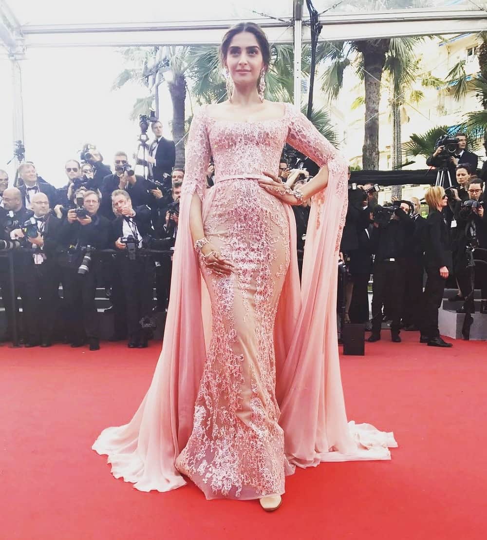 Cannes 2017: Sonam Kapoor looks mesmerizing in her new hot experiment of 'Fire And Ice'