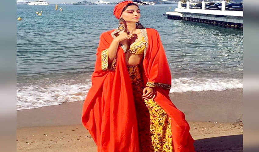 Cannes 2017: Sonam Kapoor looks mesmerizing in her new hot experiment of 'Fire And Ice'