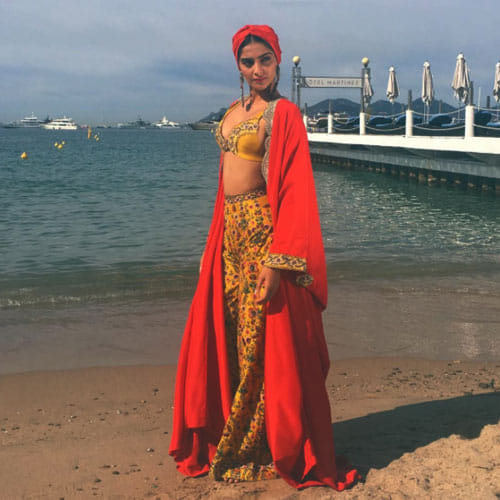 Cannes 2017: Sonam Kapoor looks mesmerizing in her new hot experiment of 'Fire And Ice'