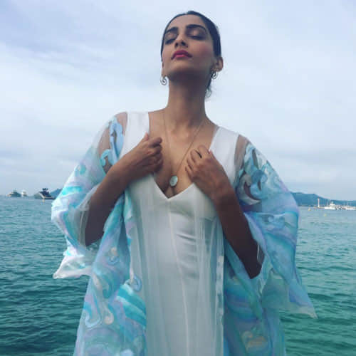 Cannes 2017: Sonam Kapoor looks mesmerizing in her new hot experiment of 'Fire And Ice'