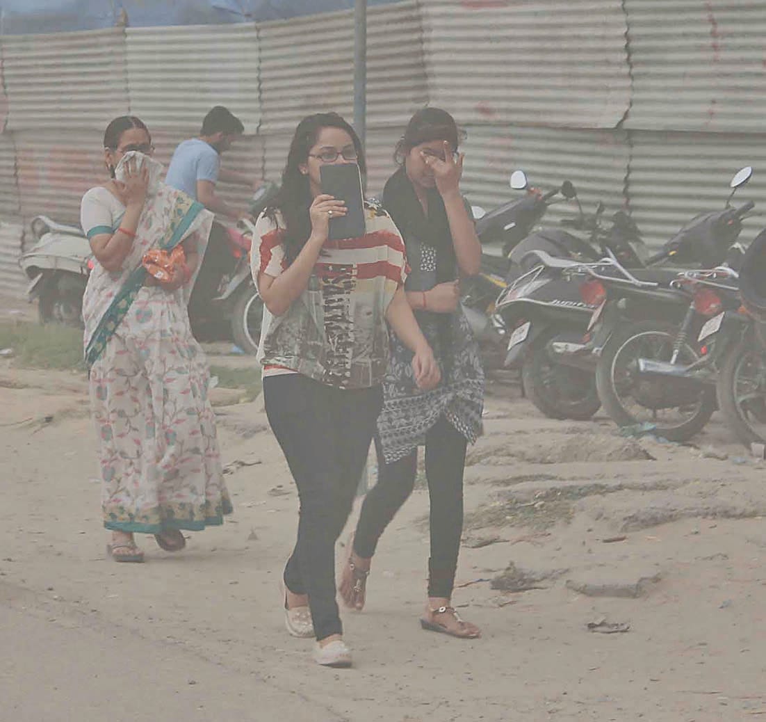  Electricity off the storm, waterlogging in the city