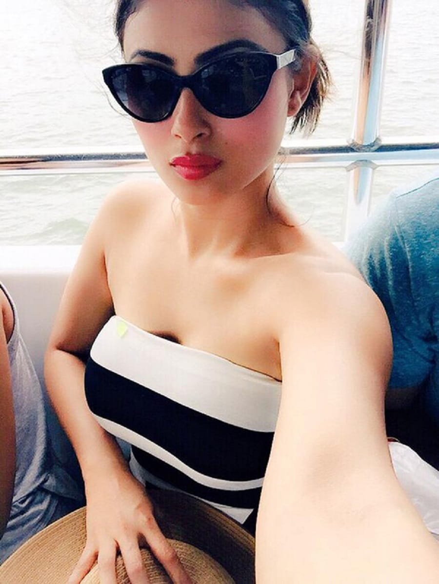 mouni roy of naagin will make her bollywood debut with akshay kumar instead of salman khan