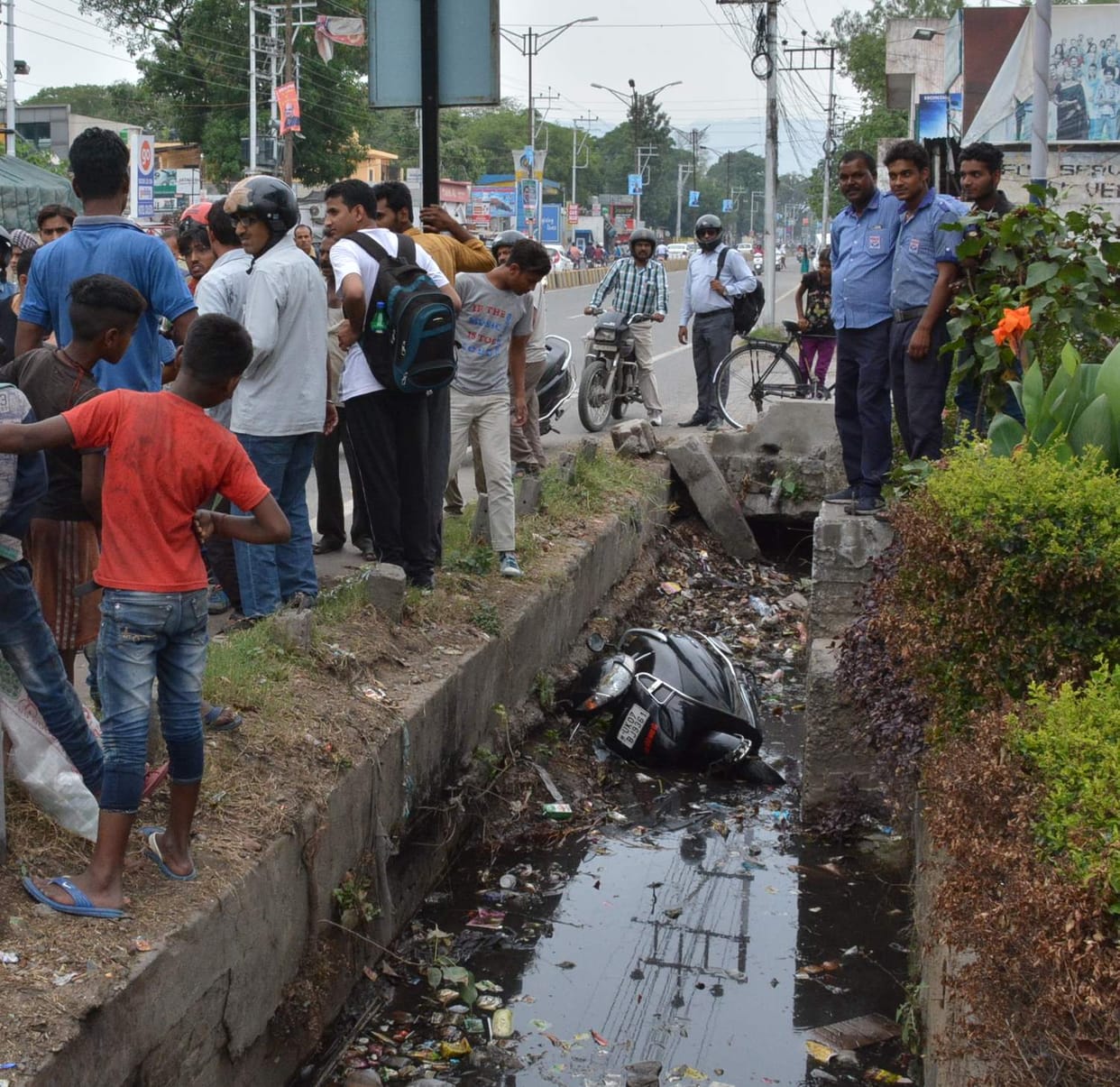 high speed bike hits activa in dehradun