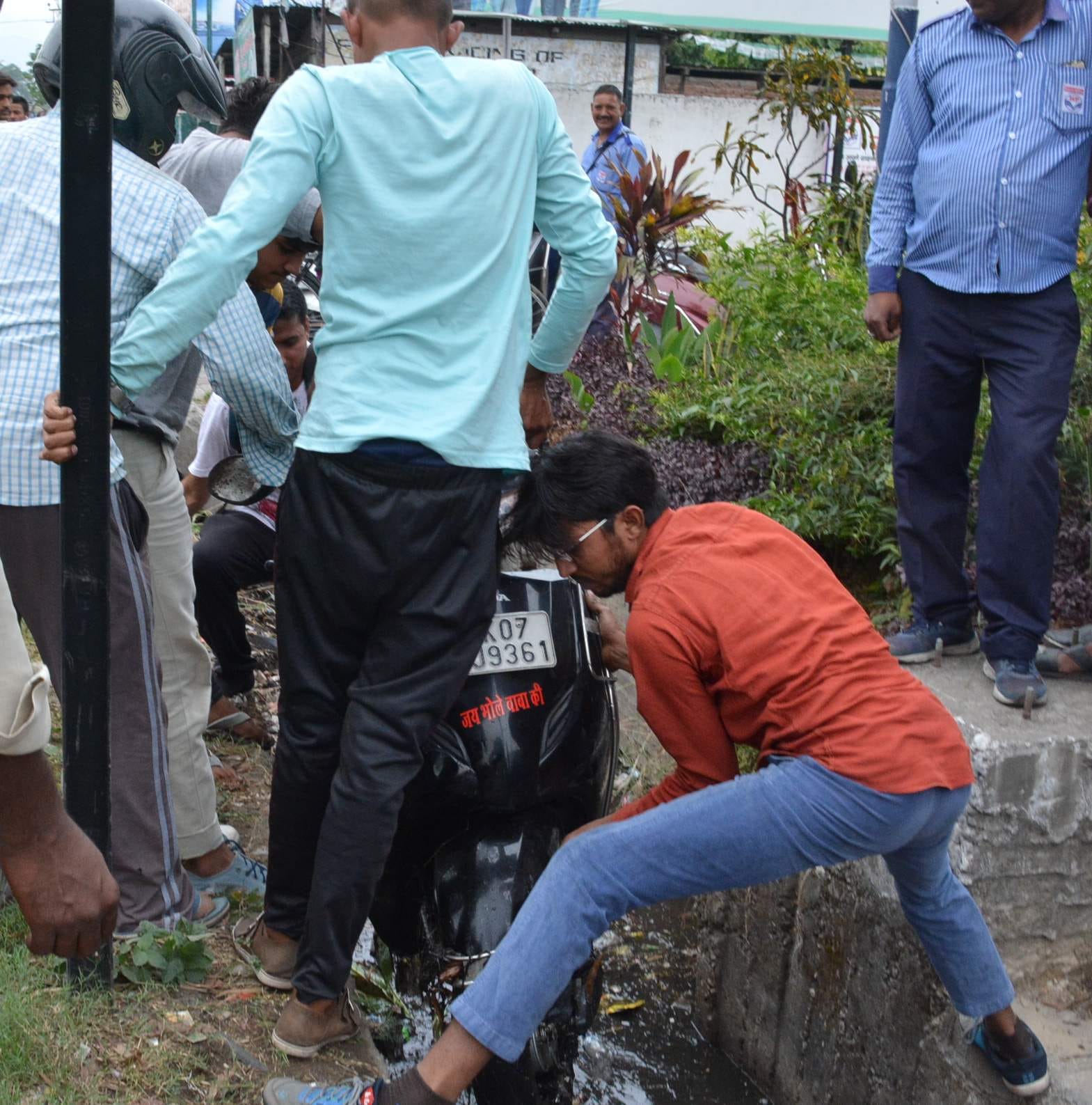 high speed bike hits activa in dehradun