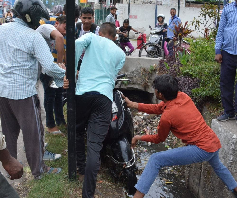 high speed bike hits activa in dehradun
