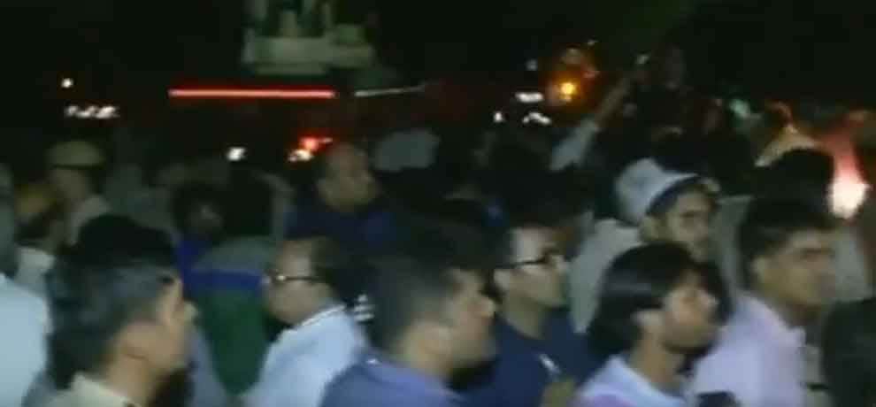 alka lamba criticism for obstructing fire brigade relief work in chandni chowk delhi
