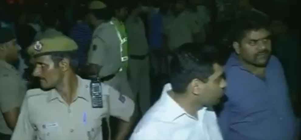 alka lamba criticism for obstructing fire brigade relief work in chandni chowk delhi