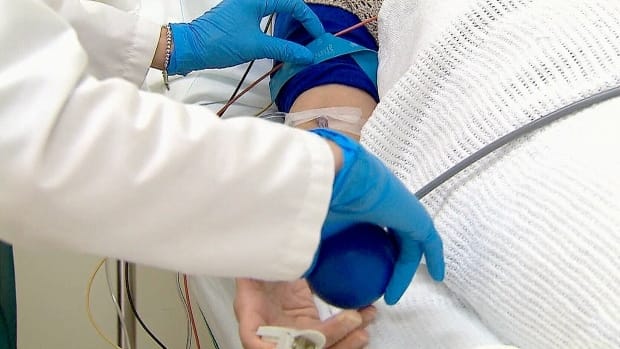 man propose to his nurse girlfriend by sealing a ring inside wounded abdomen