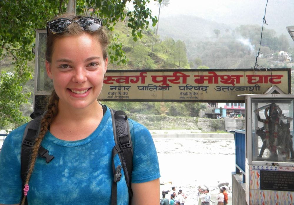 foreigner girl be a part of cremation in uttarkashi