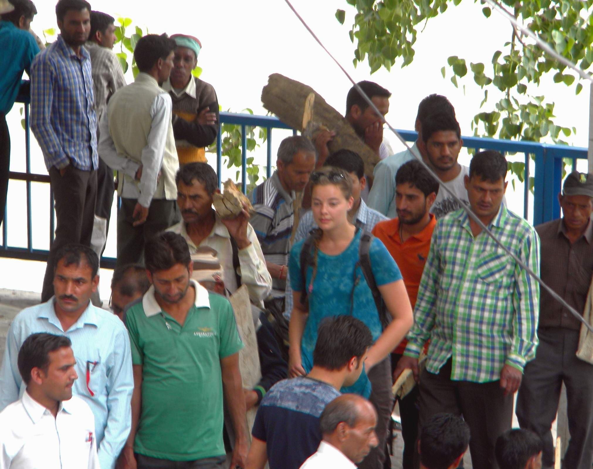 foreigner girl be a part of cremation in uttarkashi