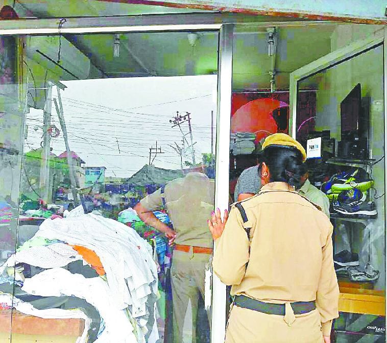 Five arrested for stealing in shops