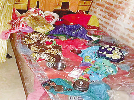 cash and jwellery theft from closed  house