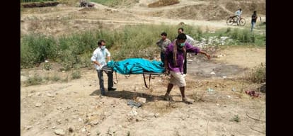 Delhi police recovered three dead bodies of bsp leader Munawwar Hasan family