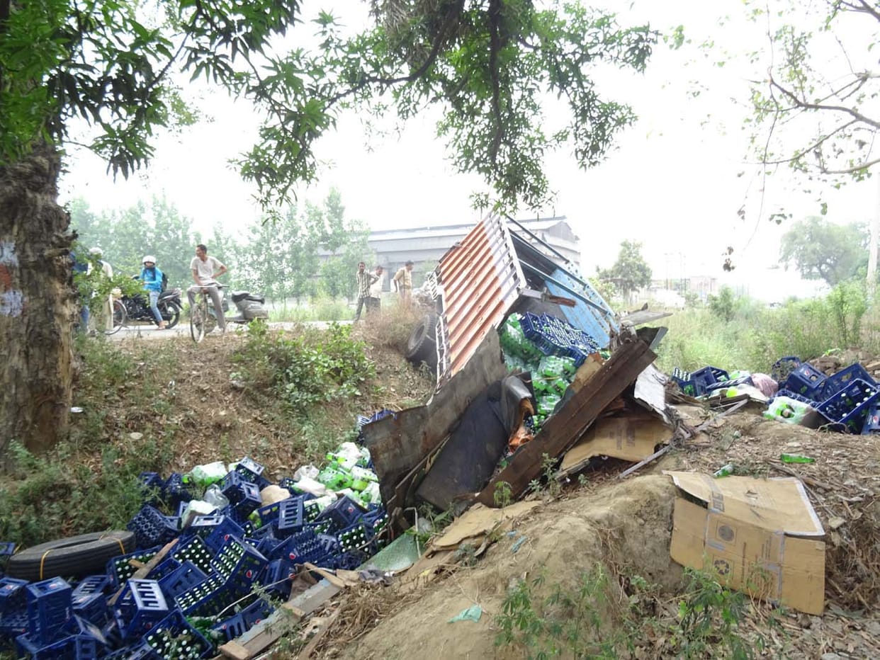 Truck recovers, six wounded
