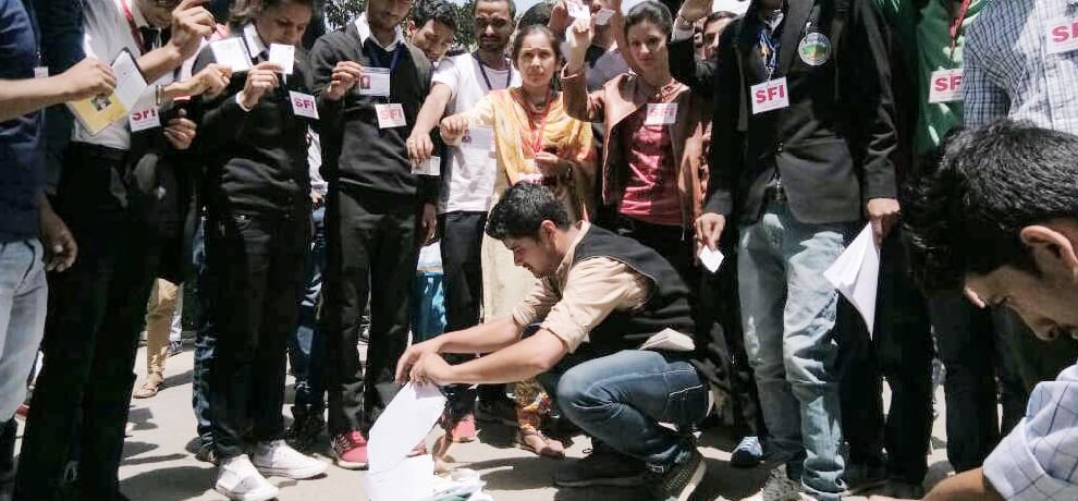 hpu violence: SFI workers burned identity cards
