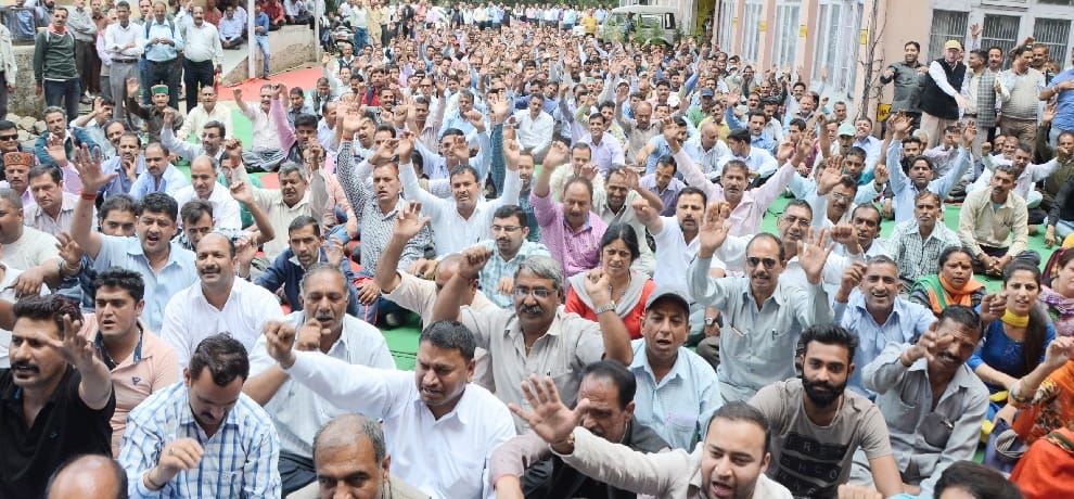 electricity board employees union protest in Kumar House Shimla