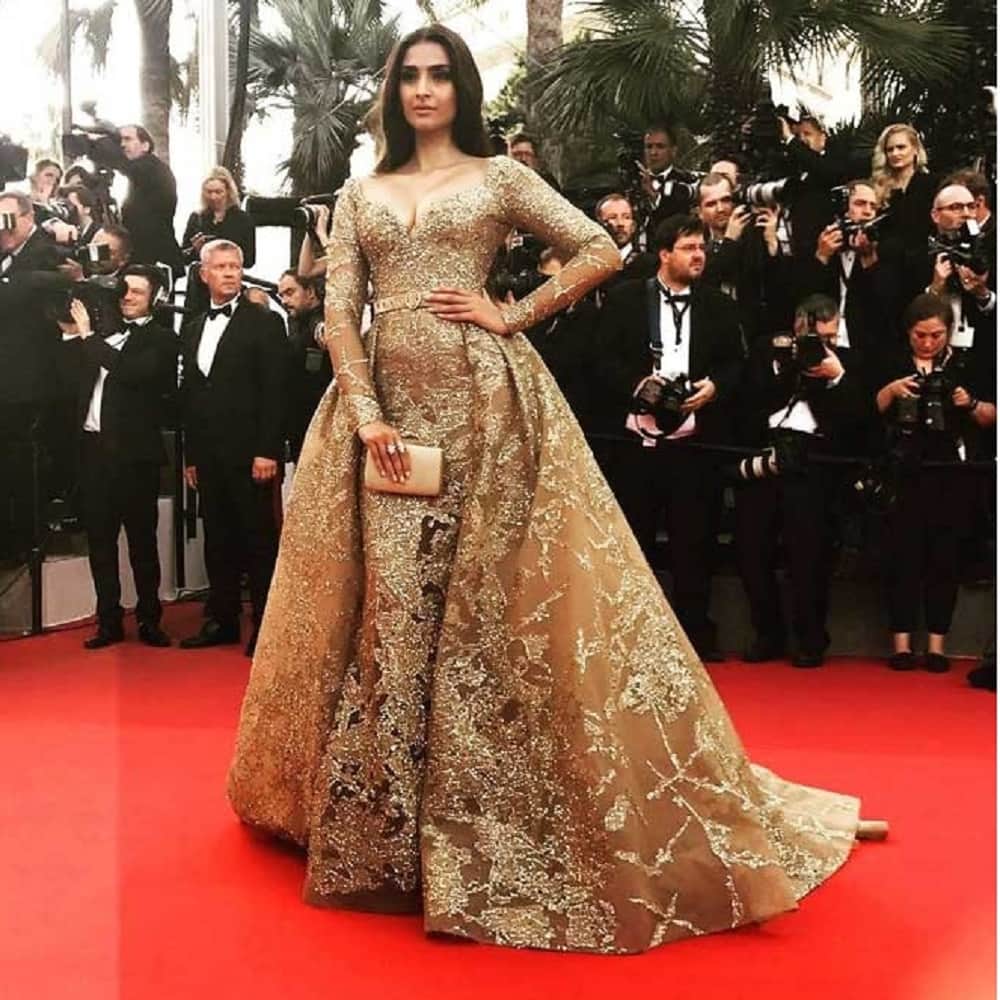 Sonam Kapoor & Alia Bhatt SLAM Sri Sri Ravi Shankar on his statement