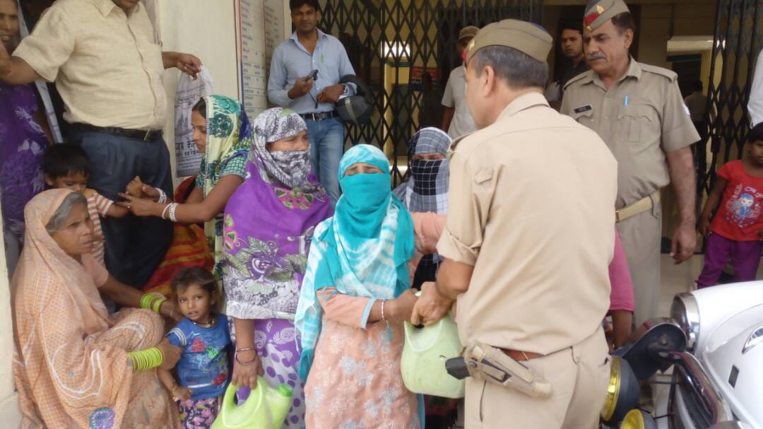 girl tried to burn herself in collectrate in agra 