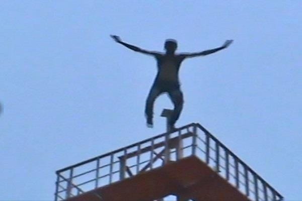 Teenager jumps off from mobile tower in Multan