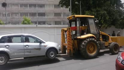 परिवार समेत क्रेन से उठाई कार