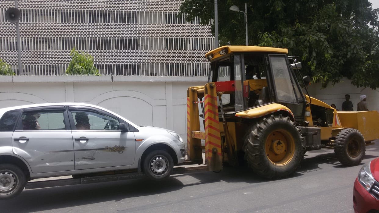 traffic police lifted car with family standing no parking zone in lucknow