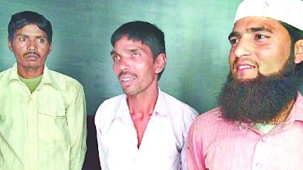 Two communities, stone pelting, clogged on cloth