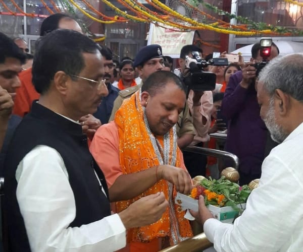  yogi adityanath in hanuman temple in Lucknow.