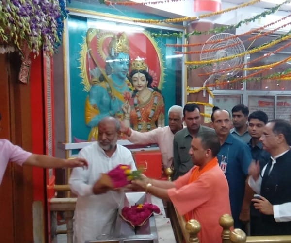  yogi adityanath in hanuman temple in Lucknow.