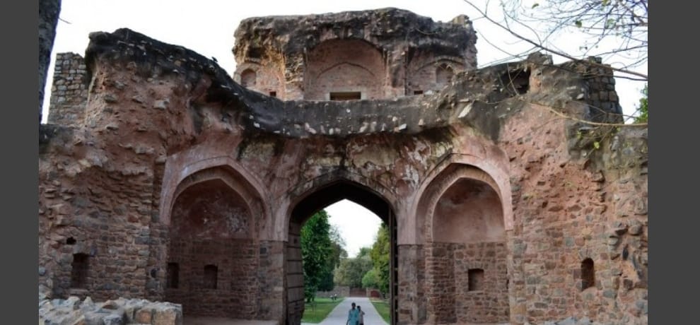 delhi HC directed to enchroachment of illegal construction in ameer khusro park