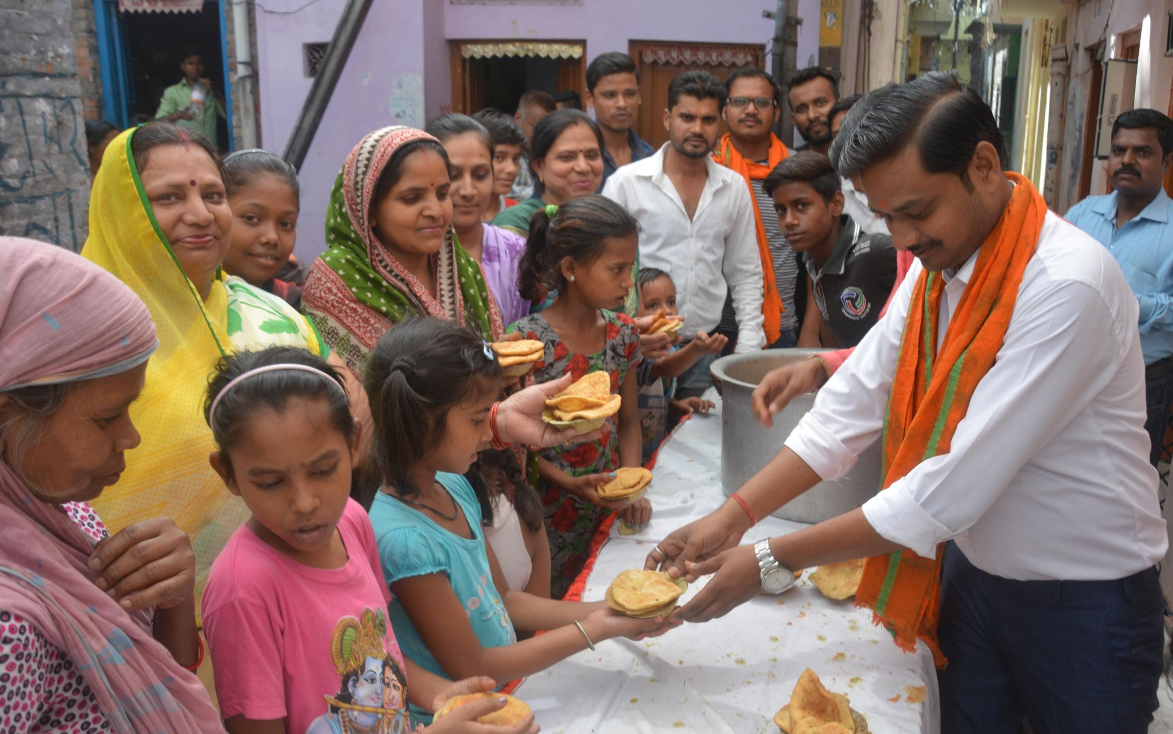 cm yogi visits hanuman temple