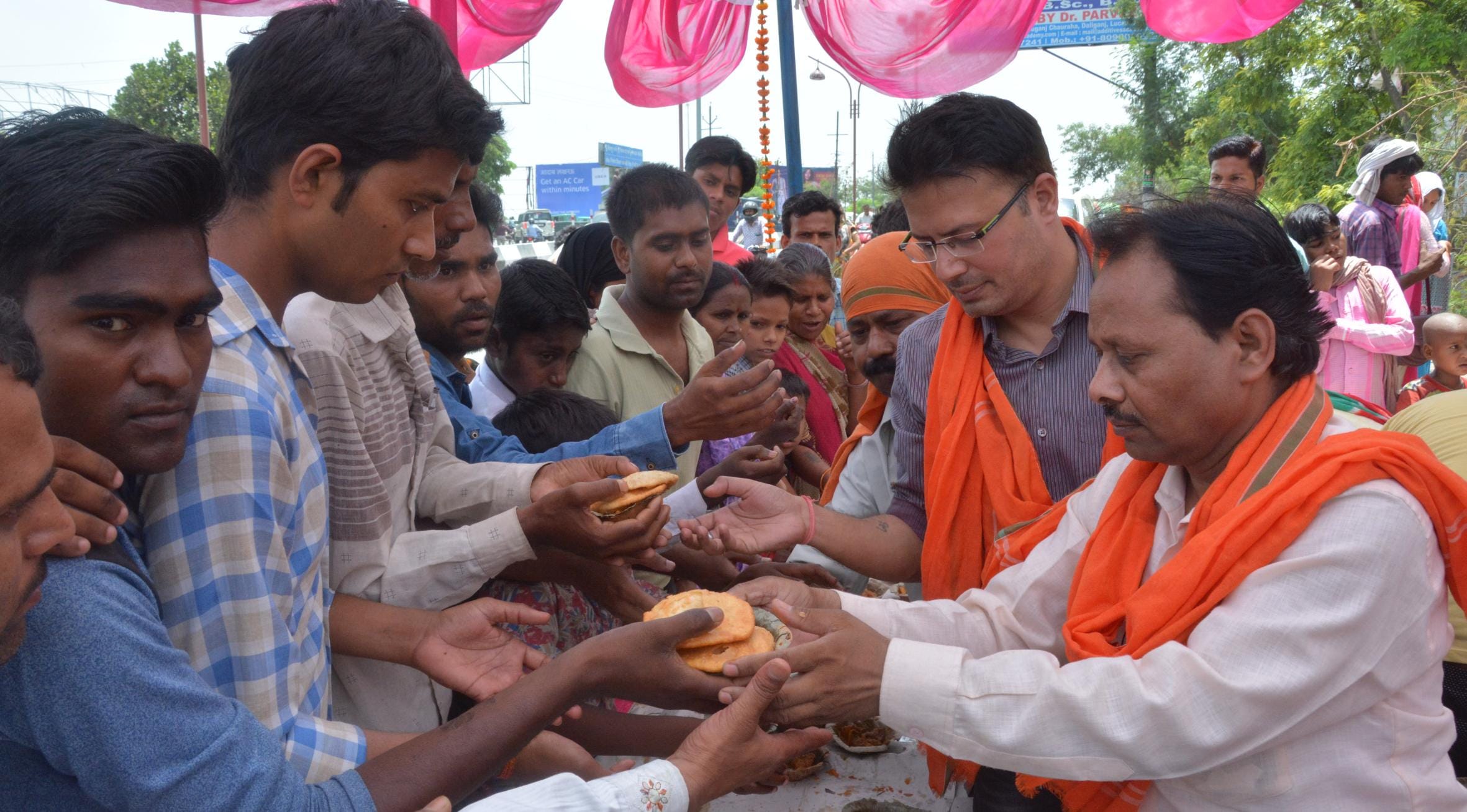 cm yogi visits hanuman temple