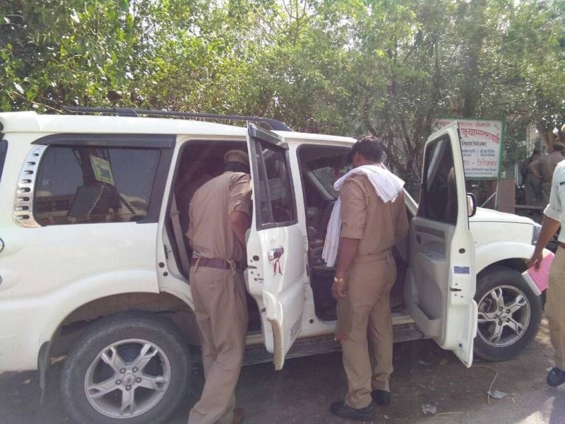 Mainpuri SOG soldier escaped by car while checking